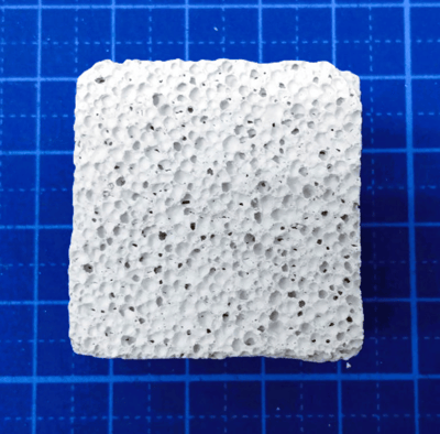 B-XRI1037_図1：セラミックス多孔体の写真