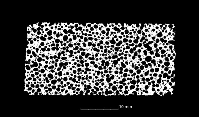 B-XRI1037_図2：セラミックス多孔体のCT断層画像（未処理）