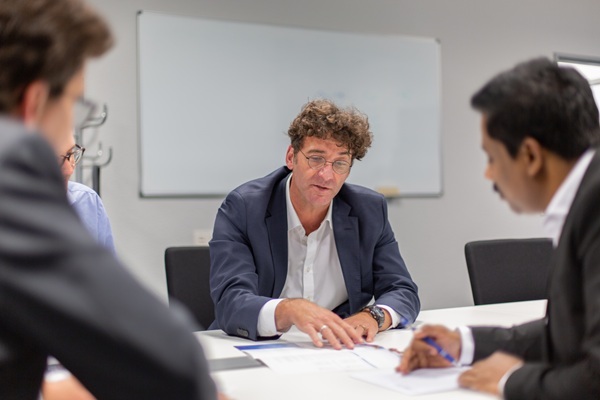 Coference_room_conversation_Martin600x400